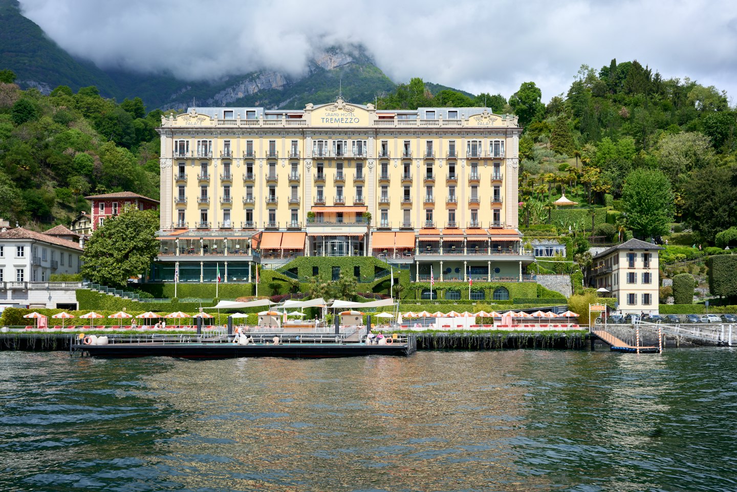 Il Grand Hotel Tremezzo si affaccia sul lago con un molo.